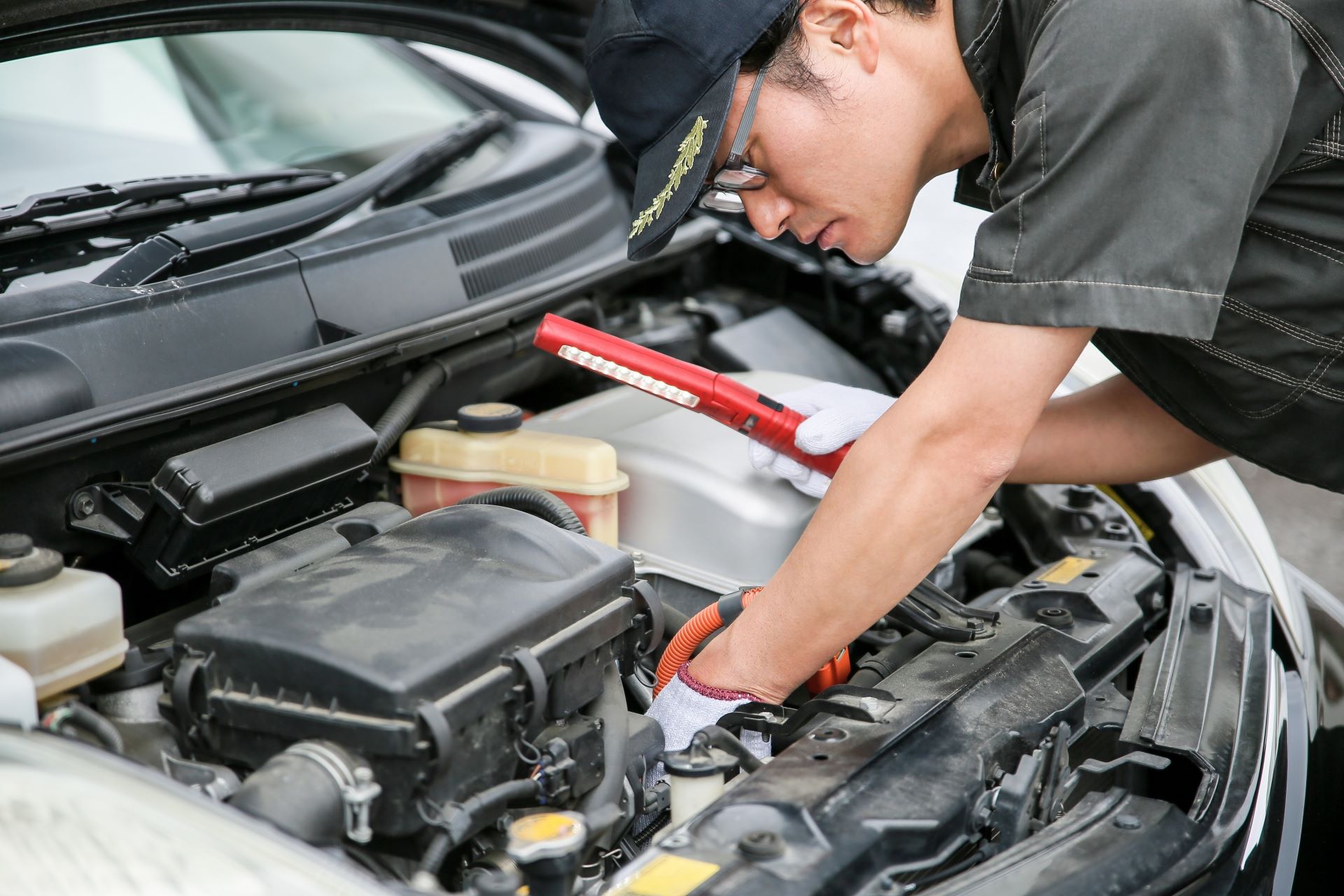 自動車を修理する整備士